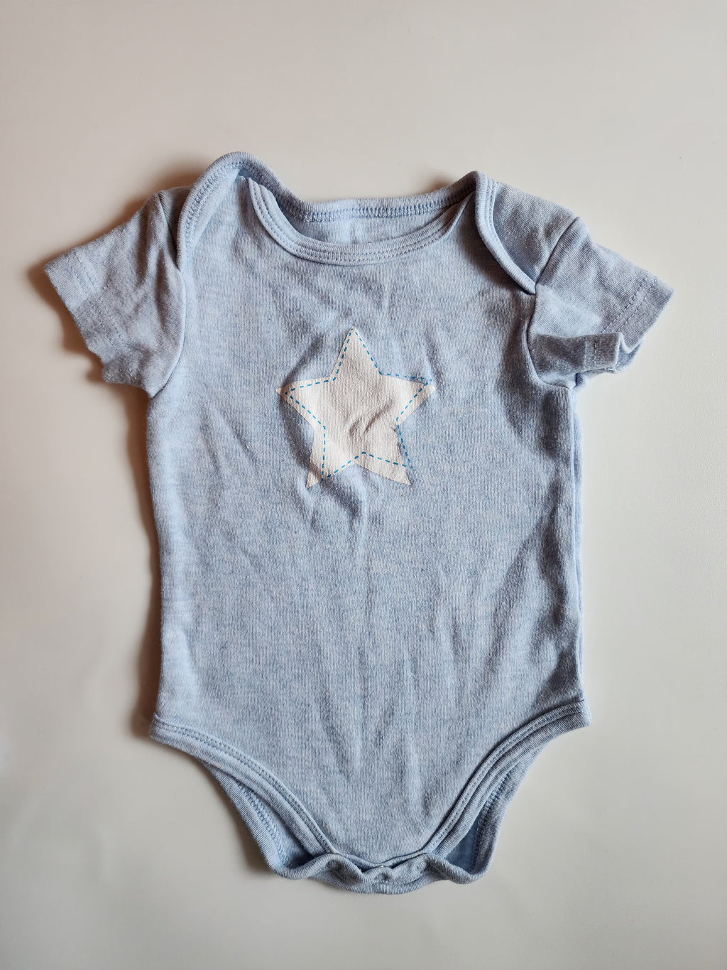Lot 2 bodys Necessities – 3-6 mois – Très bon état