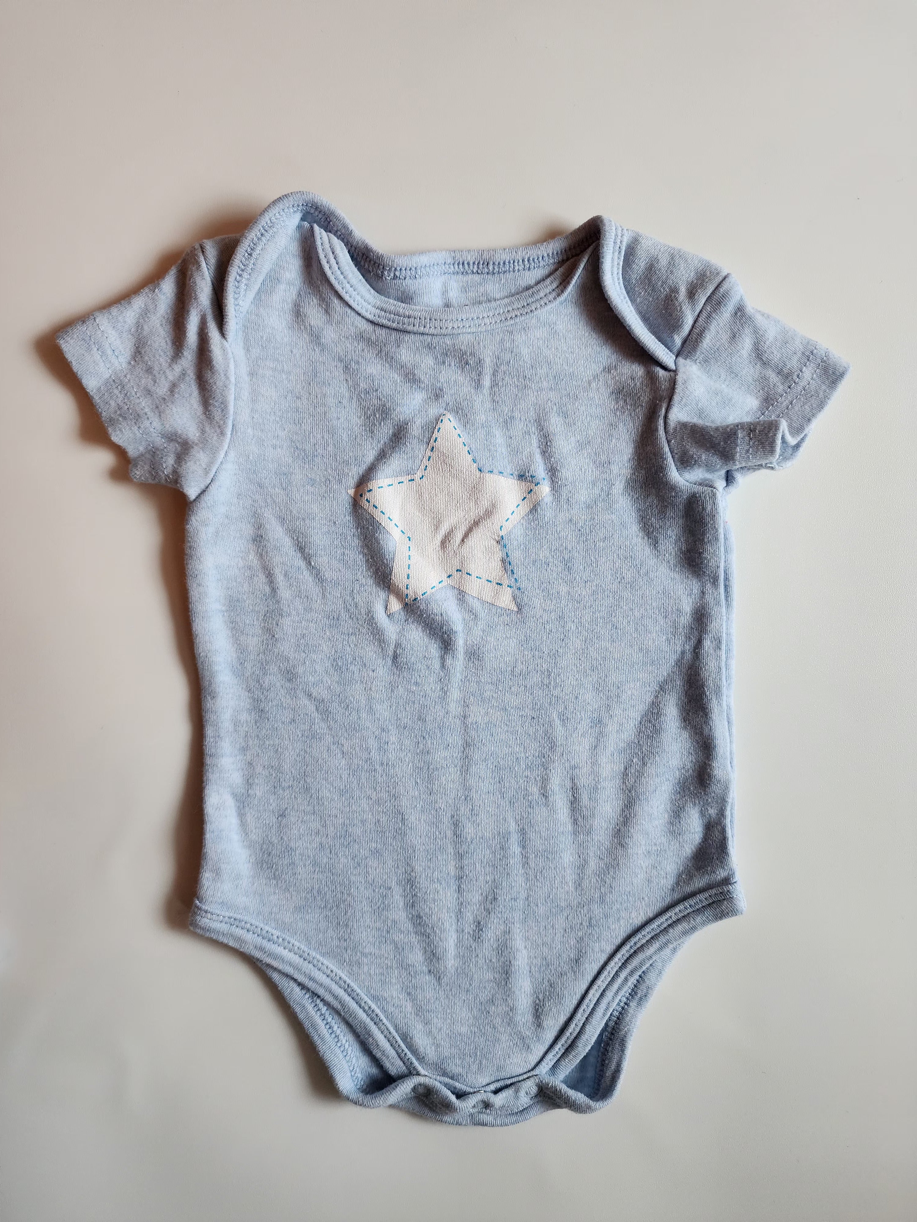 Lot 2 bodys Necessities – 3-6 mois – Très bon état