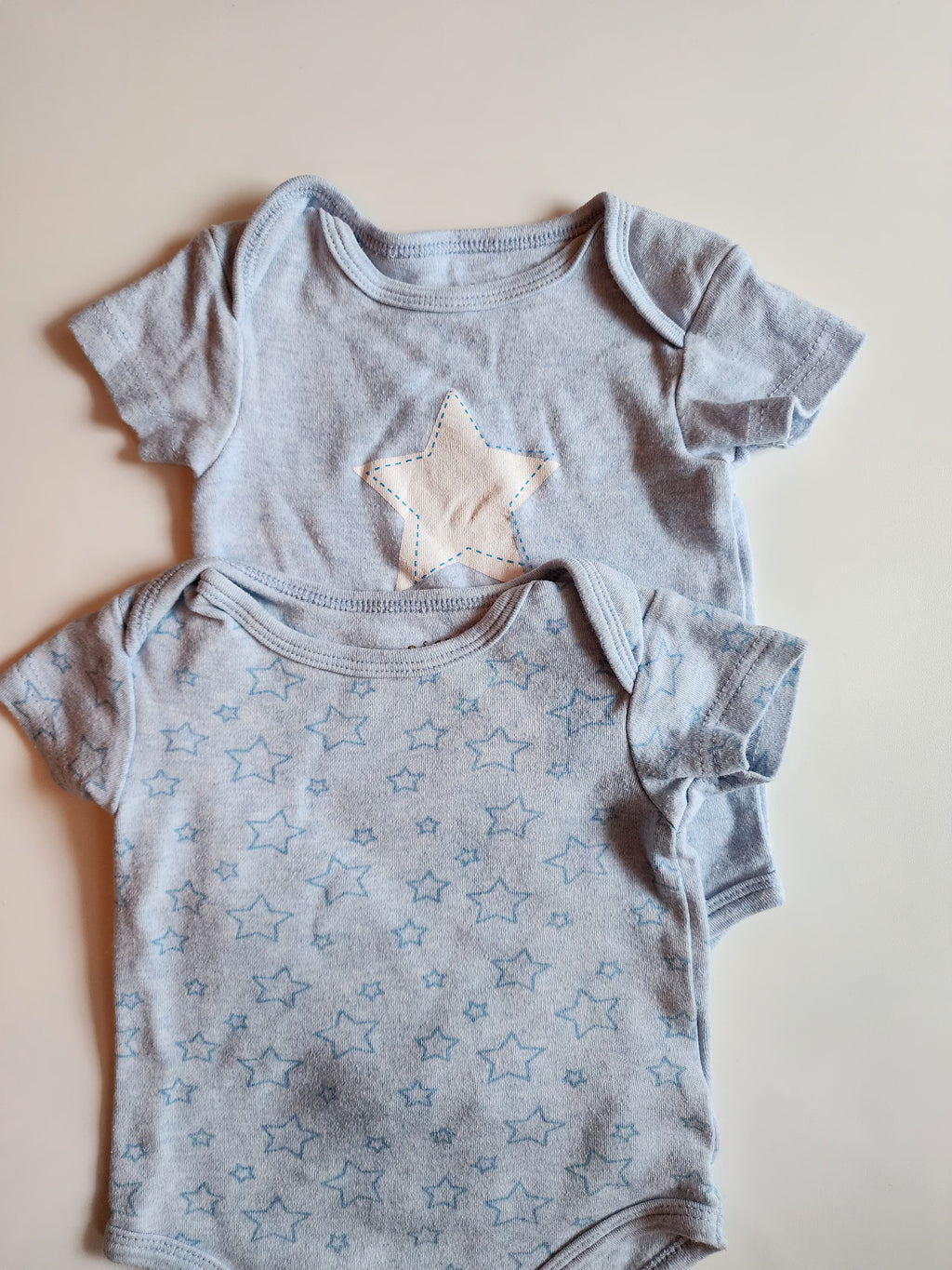 Lot 2 bodys Necessities – 3-6 mois – Très bon état
