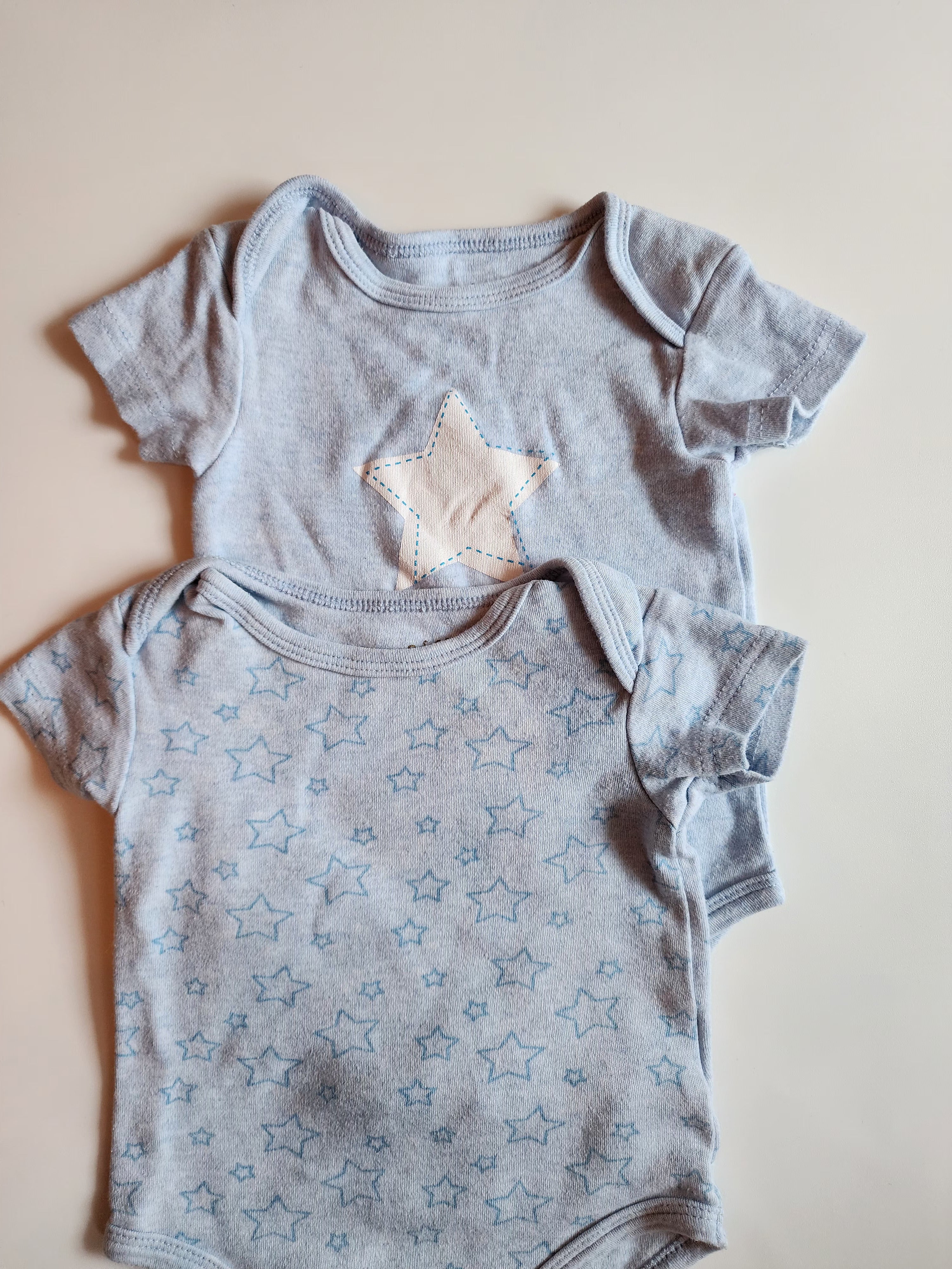 Lot 2 bodys Necessities – 3-6 mois – Très bon état