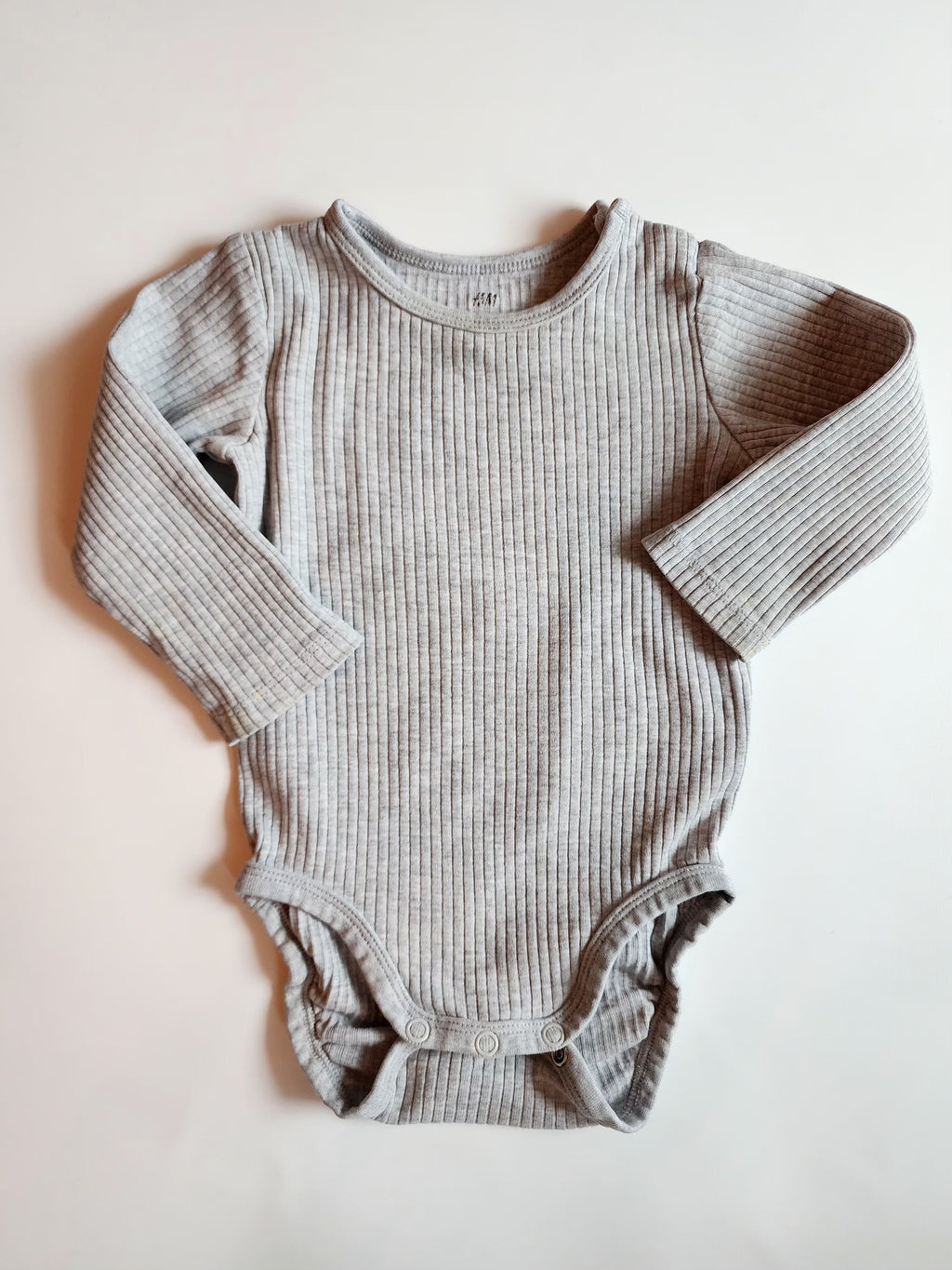 Lot 2 body H&M coton bio – 6-9 mois – Très bon état