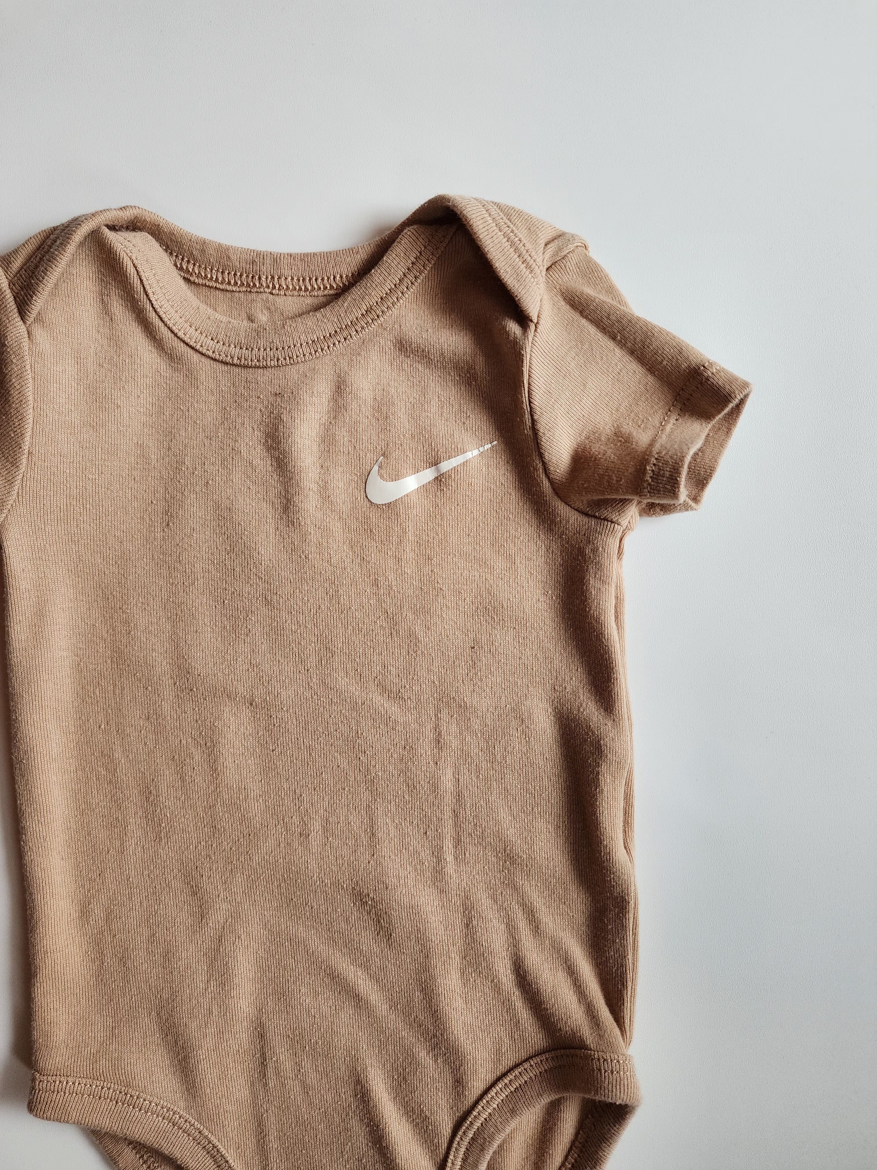 Body manches courtes Nike – 9 mois – Très bon état