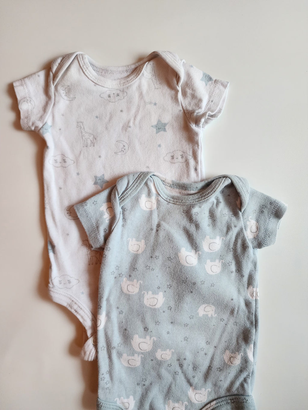 Lot 2 body manches courtes Carter's – 3 mois – Très bon état